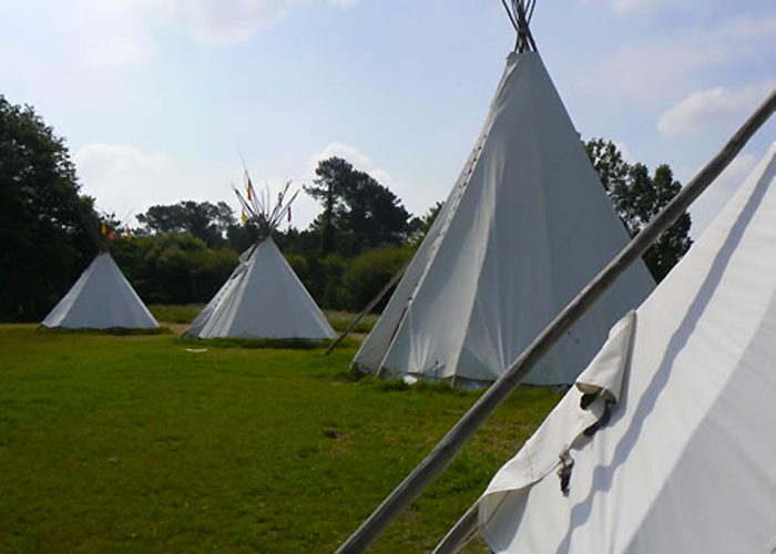 hébergement insolite - tipis - location de salle - restauration - dortoirs - http://dormirdanslaprairie.fr/