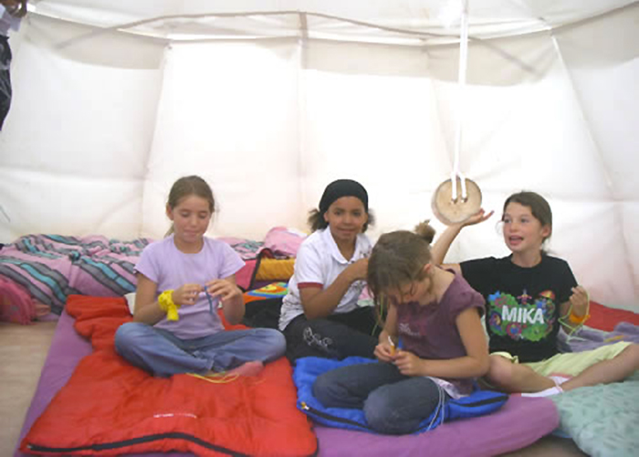 hébergement insolite - tipis - location de salle - restauration - dortoirs - http://dormirdanslaprairie.fr/